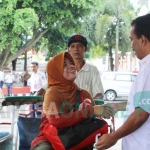 Wali Kota Blitar membagikan bingkisan kepada tukang becak. foto: AKINA/ BANGSAONLINE