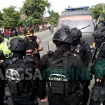 Pasukan Brimob saat akan memburu pelaku. foto: SUWANDI/ BANGSAONLINE