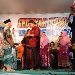 M. Sukoiri saat menyantuni janda dan duda di Desa Ngembung, Kecamatan Cerme. foto: ist