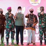 Bupati Pamekasan, Baddrut Tamam, bersama Forkopimda dan Komandan Poltekad saat menghadiri vaksinasi Covid-19 di Ponpes Al-Falah Sumber Gayam.