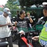 Pengendara sepeda motor, turut terjaring di operasi mobil barang, karena tak pakai helm. foto: iwan irawan/ BANGSAONLINE