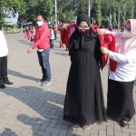 Bupati Gus Yani bersama Wabup Bu Min saat memakaikan jaket kepada relawan pemulasaran jenazah. foto: SYUHUD/ BANGSAONLINE