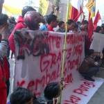 KPG ketika demo di depan kantor Pemkab Gresik. (syuhud/BANGSAONLINE)