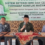 Dari kanan, Lujeng Sudarto, Sudiono Fauzan, dan Kabag Kesbangpol Edi.