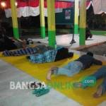 Sejumlah warga yang tidur di teras kantor Kecamatan Ngoro, Kabupaten Jombang untuk mengurus pembuatan e-KTP. foto:  ROMZA/ BANGSAONLINE