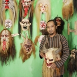 Maswanto (Mbah Man) bersama hasil karya topeng karakternya yang mendunia. foto: ist.