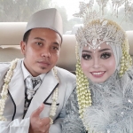 Kedua mempelai saat berpose di dalam mobil pengantin mewah gratis dari ASC Foundation Gus Barra.