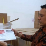 Anggota KPU Kota Kediri, Divisi Sosdiklih, Parmas dan SDM, Moch Wahyudi, saat memegang surat suara untuk Pilpres. Foto: Ist