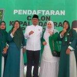 Sudiono Fauzan dikawal sejumlah relawan Srikandi saat mendaftar bakal  calon bupati di kantor DPC PKB Kabupaten Pasuruan.