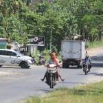 Suasana di pertigaan Bakalan yang terlihat semrawut. foto: SUWANDI/ BANGSAONLINE