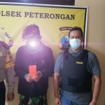 Tersangka saat diamankan di Mapolsek Peterongan. (foto: ist).