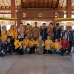 Penyandang disabilitas saat menerima bantuan dari Pemkot Pasusuan (dok. Ist).