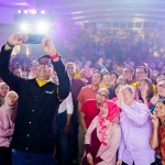 Vikram Sinha selaku President Director and Chief Executive Officer Indosat Ooredoo Hutchison saat berswafoto