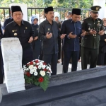 KHUSUK: Bupati, Wabup, dan Ketua DPRD saat berdoa di makam mantan Bupati Sidoarjo, Jumat (1/2). foto: ist