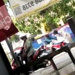 Seorang pengendara motor diduga melakukan aksi handjob di depan wanita penjaga depo air isi ulang.