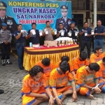 Para tersangka beserta barang bukti saat dirilis di halaman Mapolresta Sidoarjo.