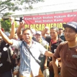 Para pedagang saat aksi demo.