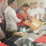 VRD pelaku pencurian dengan modus pecah kaca yang beraksi di Surabaya, saat menunjukkan hasil curian selama ini yang telah dilakukan.