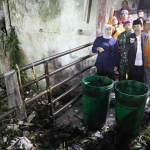 Gubernur Khofifah saat melakukan bersih-bersih Kali Butung, Kec. Waru, Kab. Sidoarjo, Selasa (21/1) malam.