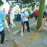 Kegiatan menjaga kebersihan ruang publik.  (Ist). 