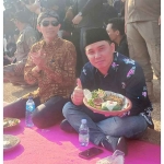 Wakil Bupati Mojokerto, Muhammad Al Barra atau yang akrab disapa Gus Barra, saat menikmati sambal wader.