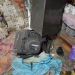 Perabotan yang rusak, termasuk televisi akibat bom molotov. foto: ERRI SUGIANTO/ BANGSAONLINE