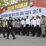 Bupati Sambari didampingi Kapolres AKBP Boro Windu Danandito dan Dandim 0817 Letkol Kav. Widodo Pujianto saat inspeksi pasukan pengaman Hari Raya Idul Adha 1438 H. foto: SYUHUD/ BANGSAONLINE