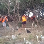 Warga saat menjalani hukuman membersihkan TPU di Desa Waru, Kecamatan Waru, Sidoarjo. (foto: ist).