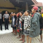 12 anak punk diminta hormat pada bendera merah putih. foto: AHMAD/ BANGSAONLINE