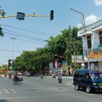 Lampu lalu lintas atau traffic light di Jl. Cokroaminoto Bangkalan.