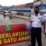 Kepala Dishub Sumenep Agustiyono Sulasno dan staf memantau langsung penerapan jalan satu arah.