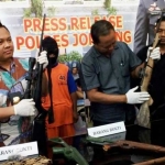 Kasatreskrim Polres Jombang, AKP Wahyu Norman Hidayat saat menunjukkan barang bukti dan tersangka, Jumat (2/6/2017). foto: ROMZA/ BANGSAONLINE