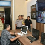 Tim Mabes Polri yang dipimpin langsung Kabag Anev Rorenmin Itwasum Polri, Kombes Pol Drs Yoyok Sri Nurcahyo M.Si (batik kuning) didampingi langsung oleh Kapolres Pasuruan Kota AKBP Agus Sudaryatno S.I.K saat mengecek sejumlah ruangan pelayanan, Jum