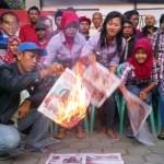 ?Tolak kampanye hitam, relawan Jokowi-JK beramai-ramai membakar tabloid Obor Rakyat yang isinya meresahkan warga. foto:bahri/BANGSAONLINE