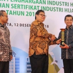 Menteri Perindustrian Airlangga Hartanto Menyerahkan Penghargaan Industri Hijau kepada Direktur Produksi Semen Indonesia Benny Wendry hari ini di Jakarta.