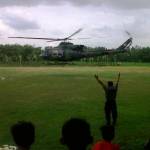 MENDARAT: Helikopter TNI jenis bell yang ditumpangi PANGDAM V Brawijaya Surabaya, Maijen TNI Eko Wiratmoko dan KASDAM Brigjen TNI Kustanto Widiyatmoko mendarat di lapangan Desa Simorejo, Kecamatan Kanor, Bojonegoro. foto: Eky Nurhadi/BangsaOnline