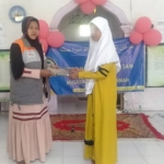 Pihak Rumah Zakat saat menyalurkan bantuan 18 Mushaf Al Qur