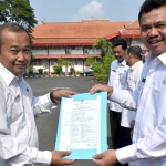 Surat Keputusan (SK) Kenaikan Pangkat Periode 1 Oktober 2018 diserahkan langsung oleh Wakil Bupati Mojokerto, Pungkasiadi. foto: YUDI EP/ BANGSAONLINE