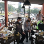 Pj. Bupati Sidoarjo Hudiyono, Kapolresta Sidoarjo, serta Dandim 0816 Sidoarjo saat berada di Pos Yan Bunderan Taman Pinang Sidoarjo di lantai 2.