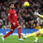 Mohamed Salah mencetak dua gol untuk kemenangan Liverpool 2-1 atas tuan rumah Tottenham.