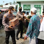 Bantuan dibagikan dengan cara mendatangi para abang becak. Polisi juga langsung door to door ke rumah warga kurang mampu.