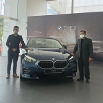 Kepala Cabang BMW Astra, Yoppy Antonio bersama Product Genius BMW Astra, Axel Julio saat peluncuran BMW THE 2 Series di Surabaya.