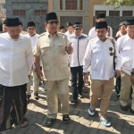 Ketua DPD Partai Gerindra Jatim, Ir. Soepriyatno bersama Prabowo Subianto dalam suatu acara di Jatim, belum lama ini. Foto: ist