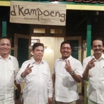 Ketua DPD Partai Gerindra Jatim, Soepriyatno (dua dari kiri) bersama pengurus Gerindra Jawa Timur. Foto : DIDI R/BANGSAONLINE 