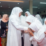 Khofifah Indar Parawansa saat menghadiri acara buka puasa bersama Yayasan Khodijah