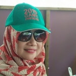 Maryani, warga Pacitan merasa bangga bisa mengenakan topi bertuliskan #2019GantiPresiden. Foto : Yuniardi/BANGSAONLINE