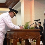 Bupati Mojokerto, Pungkasiadi menandatangani naskah pelantikan disaksikan Gubernur Khofifah di gedung negara Grahadi, Selasa (14/1/2020).