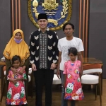 Bupati Tuban, Aditya Halindra Faridzky bersama transmigran, Senin (17/10/2022).