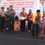 Sekdakot Pasuruan Drs. H. Bahrul Ulum, M.M. membuka acara dengan menabuh gong.