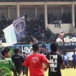 Bonek mania memenuhi Stadion Tugu Koja Jakarta Utara guna menggelar aksi saat KLB PSSI yang digelar besok. Mereka datang dari berbagai daerah menuntut PSSI mengakui klub Persebaya 1927. foto: merdeka.com